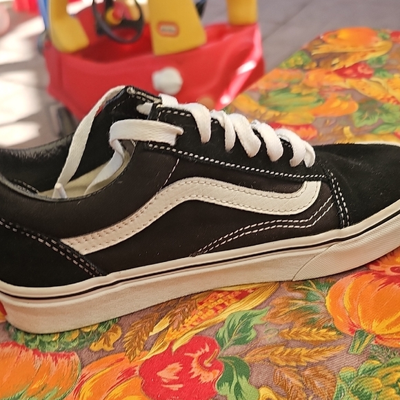Vans Black and White Low-Top Shoes - Picture 9 of 12